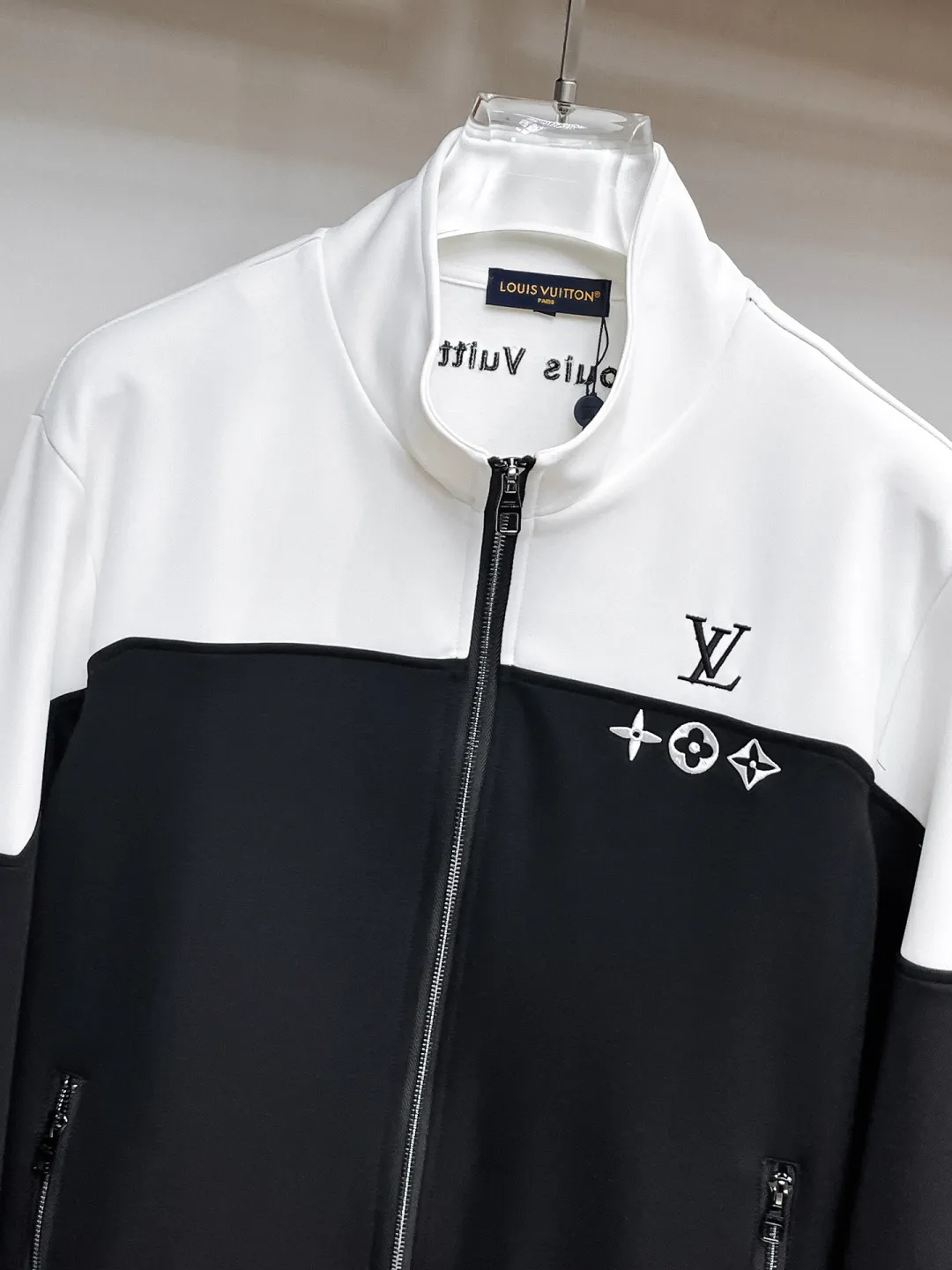 🅿️720 LV 2025 autumn and winter new counter casual suit of the same style, breathable, comfortable and casual! Full of high-end feel! The details are exquisite and high-end, and the workmanship is impeccable! The original high-end fabric is very high-end! The fabric is crisp, anti-wrinkle and wear-resistant, warm, neat and stylish. Everyone must buy a set this autumn and winter. They must look cool and handsome when wearing it. We specially recommend the size M-3XLC30